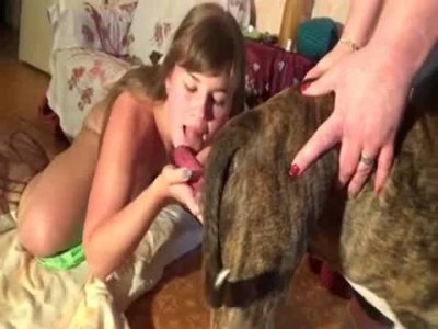 Русская девушка классно сосет собачий хуй и классно трахается зоопорно